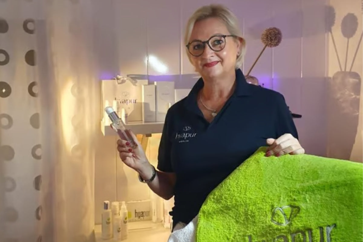 Simone Pasztori in ihrem Kosmetikstudio in dem sie gemeinsam mit den Produkten von hyapur Berlin ganzheitliche Anwendungen für natürliche Schönheit anbietet