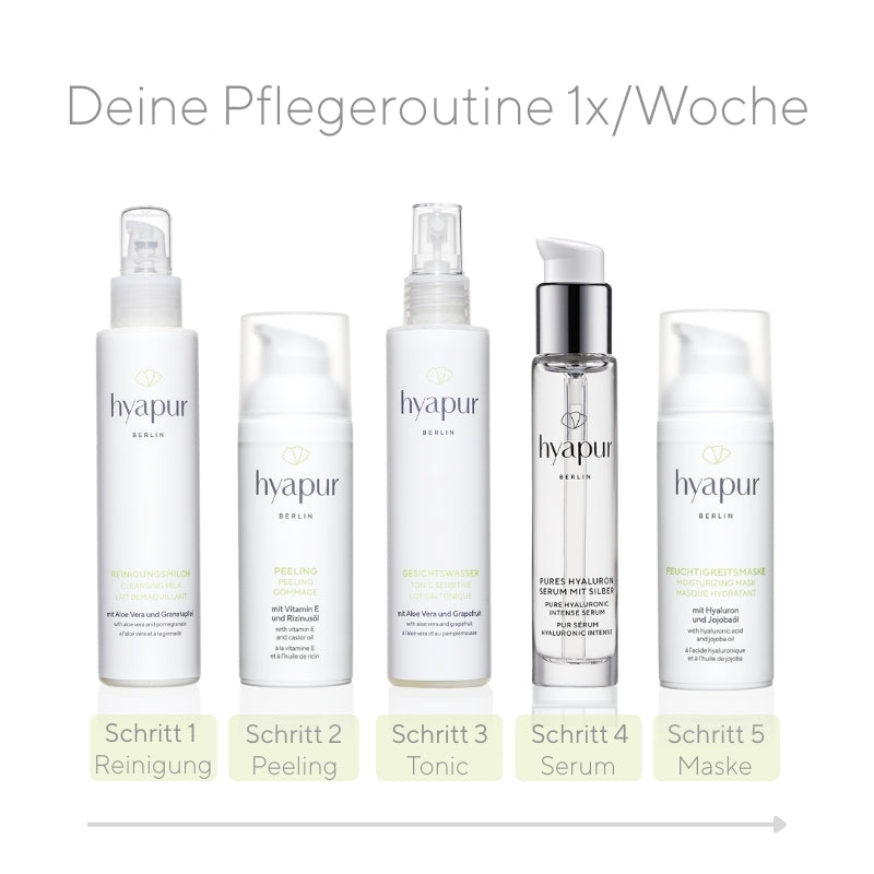 Ein- bis zweimal pro Woche kannst du deiner Haut das Extra an Pflege gönnen. Dazu reinigst du sie 1. gründlich. 2. trägst du ein Peeling auf und wäschst es gründlich wieder ab. 3. tonisierst du deine Haut mit einem Gesichtswasser. 4. nutzt du ein Serum für intensive Feuchtigkeit. 5. trägst du die Feuchtigkeitsmaske auf und lässt sie mindestens 15 Minuten einwirken. Je nachdem wie durstig deine Haut ist, kannst du sie danach einmassieren oder mit einer warmen Kompresse wieder abnehmen.