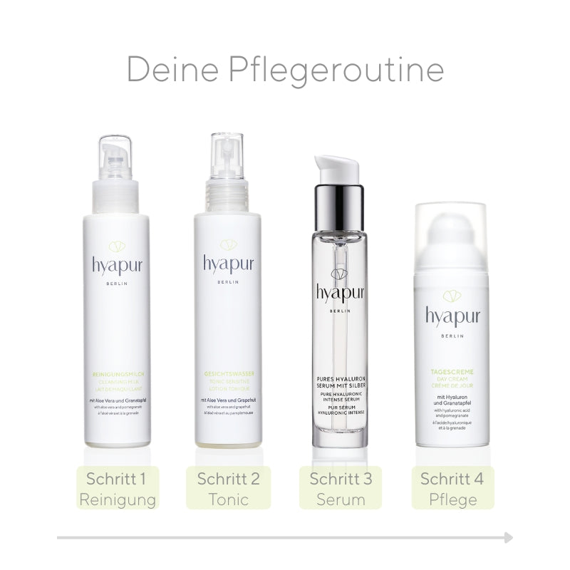 Deine tägliche Pflegeroutine kann z.B. so aussehen: Im 1. Schritt reinigst du deine Haut, im 2. trägst du Gesichtswasser auf und entfernst Seifenreste sanft mit einem Wattepad. Danach befeuchtest du deine Haut nochmals leicht mit Wasser oder Gesichtswasser, trägst dein Hyaluron-Serum auf, lässt es vollständig einziehen und schließt es mit einer Tages- oder Nachtpflege ein. 