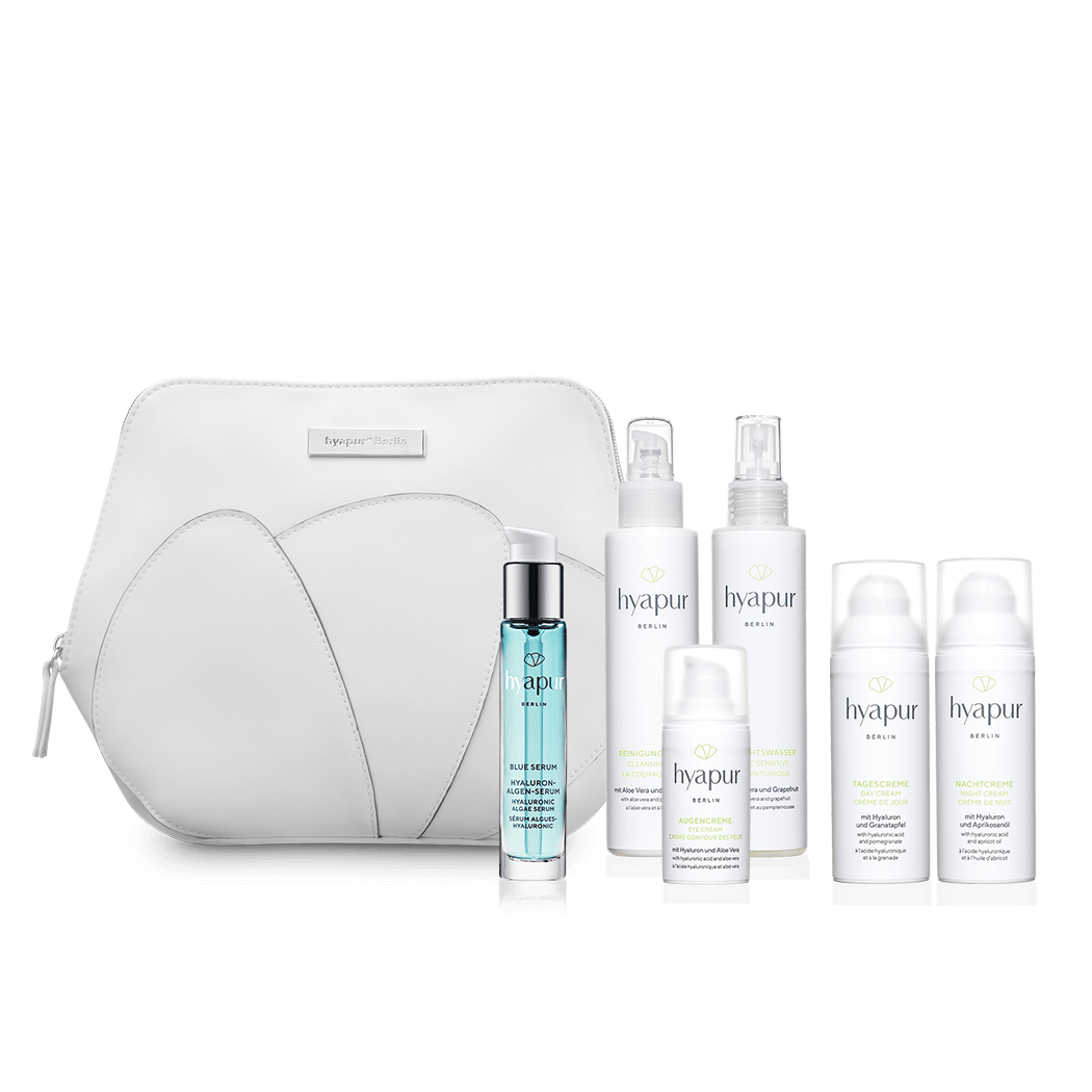 Das hyapur® Berlin Set Pure Luxuries enthält die Reinigungsmilch, das Gesichtswasser, die Augen-, Tages- und Nachtcreme aus der hyapur® GREEN Serie sowie dem Blue Serum 15ml. Die Produkte werden direkt in der hochwertigen Kosmetiktasche versandt, sodass keine zusätzliche Verpackung anfällt. 