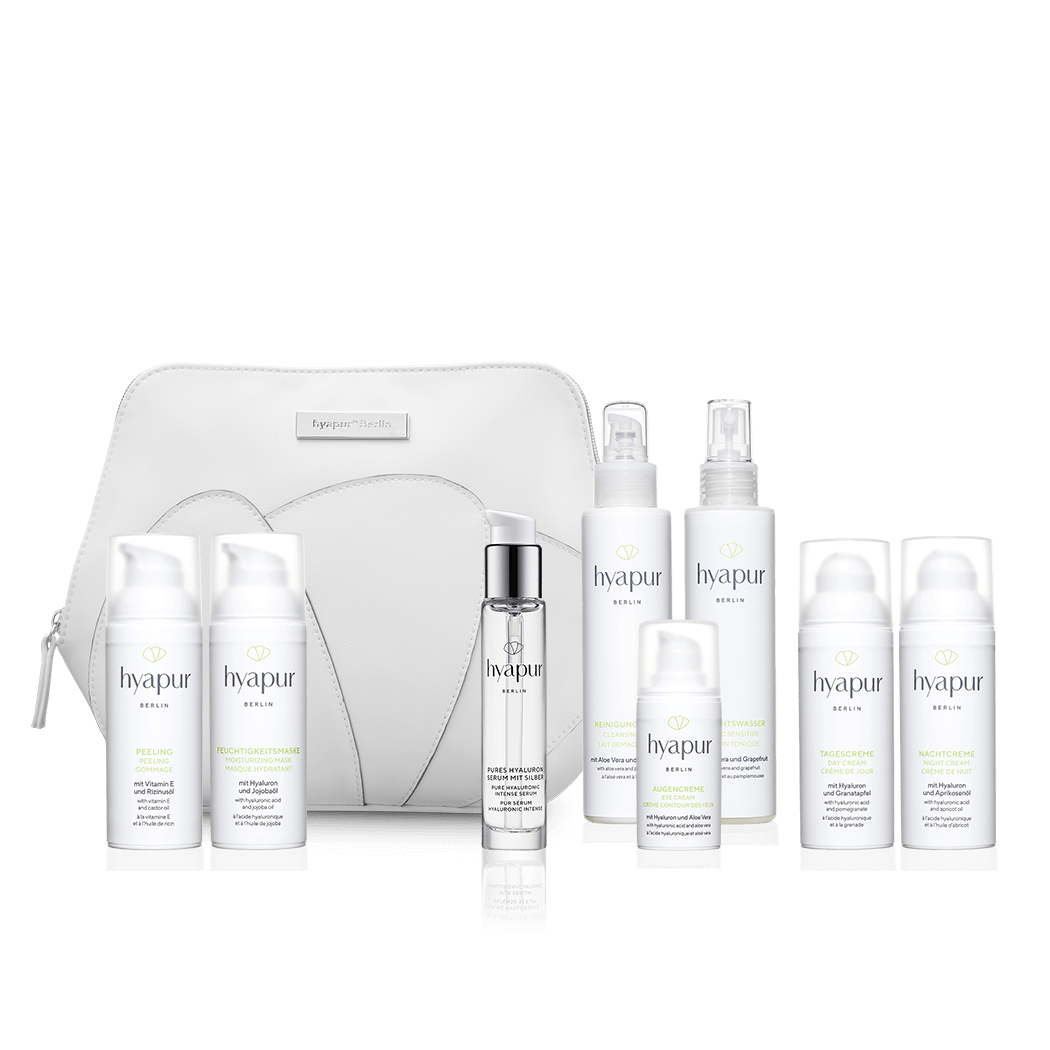 Das hyapur® Berlin Set Ultimate Luxuries enthält die Reinigungsmilch, das Gesichtswasser, die Augen-, Tages- und Nachtcreme sowie Peeling und Feuchtigkeitsmaske aus der hyapur® GREEN Serie. Ergänzt wird die natürliche Gesichtsreinigung und -pflege durch das Pure Hyaluron Serum 15ml. Die Produkte werden direkt in der hochwertigen Kosmetiktasche versandt, sodass keine zusätzliche Verpackung anfällt. 