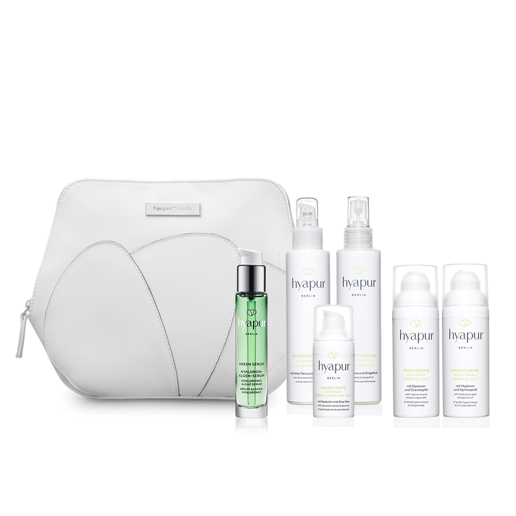 Das hyapur® Berlin Set Pure Luxuries enthält die Reinigungsmilch, das Gesichtswasser, die Augen-, Tages- und Nachtcreme aus der hyapur® GREEN Serie sowie dem Green Serum 15ml. Die Produkte werden direkt in der hochwertigen Kosmetiktasche versandt, sodass keine zusätzliche Verpackung anfällt. 