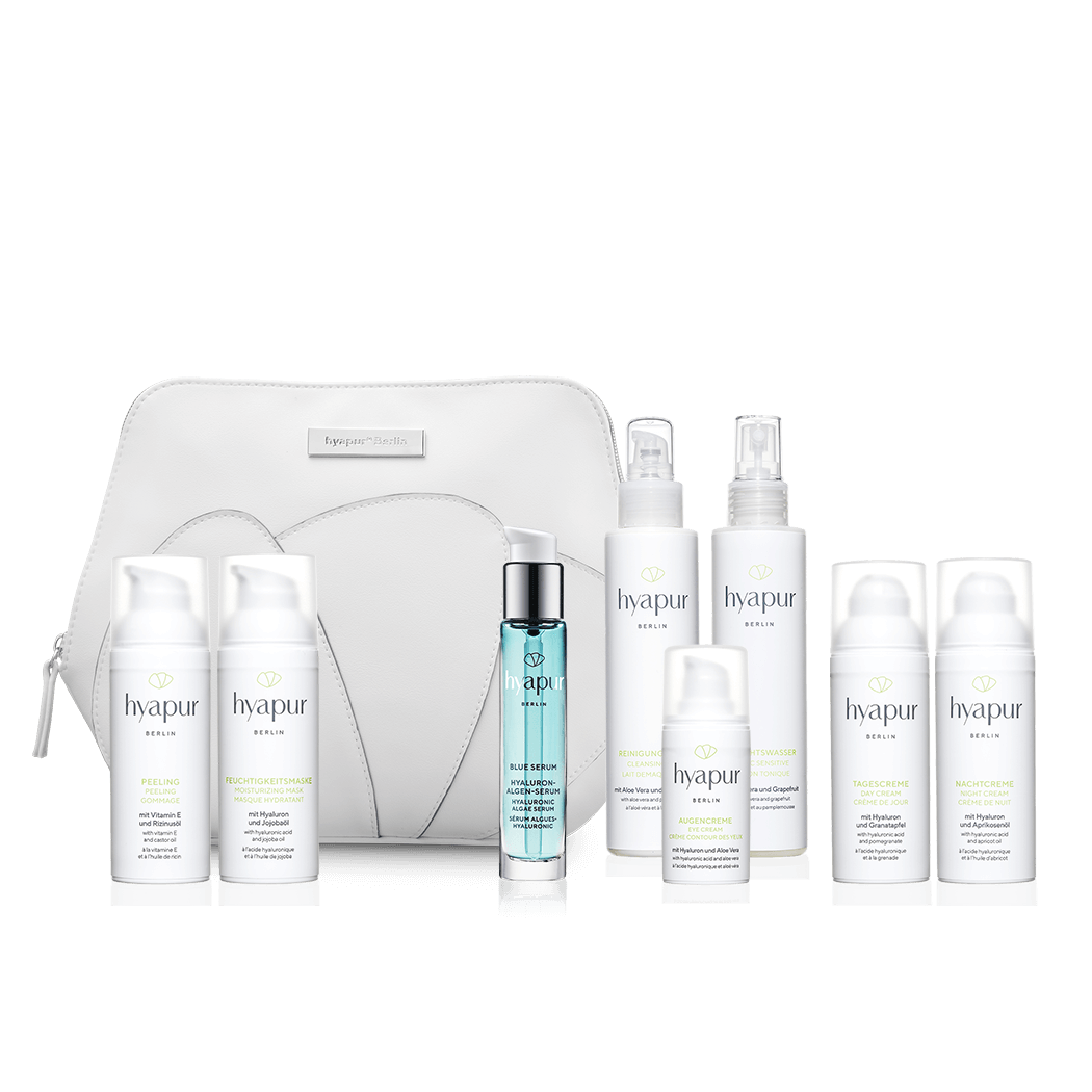 Das hyapur® Berlin Set Ultimate Luxuries enthält die Reinigungsmilch, das Gesichtswasser, die Augen-, Tages- und Nachtcreme sowie Peeling und Feuchtigkeitsmaske aus der hyapur® GREEN Serie. Ergänzt wird die natürliche Gesichts-reinigung und -pflege durch das Blue Serum 15ml. Die Produkte werden direkt in der hochwertigen Kosmetiktasche versandt, sodass keine zusätzliche Verpackung anfällt. 