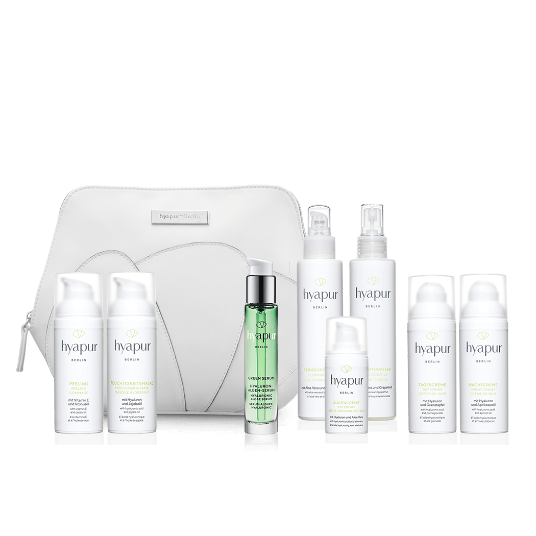 Das hyapur® Berlin Set Ultimate Luxuries enthält die Reinigungsmilch, das Gesichtswasser, die Augen-, Tages- und Nachtcreme sowie Peeling und Feuchtigkeitsmaske aus der hyapur® GREEN Serie. Ergänzt wird die natürliche Gesichtsreinigung und -pflege durch das Green Serum 15ml. Die Produkte werden direkt in der hochwertigen Kosmetiktasche versandt, sodass keine zusätzliche Verpackung anfällt. 