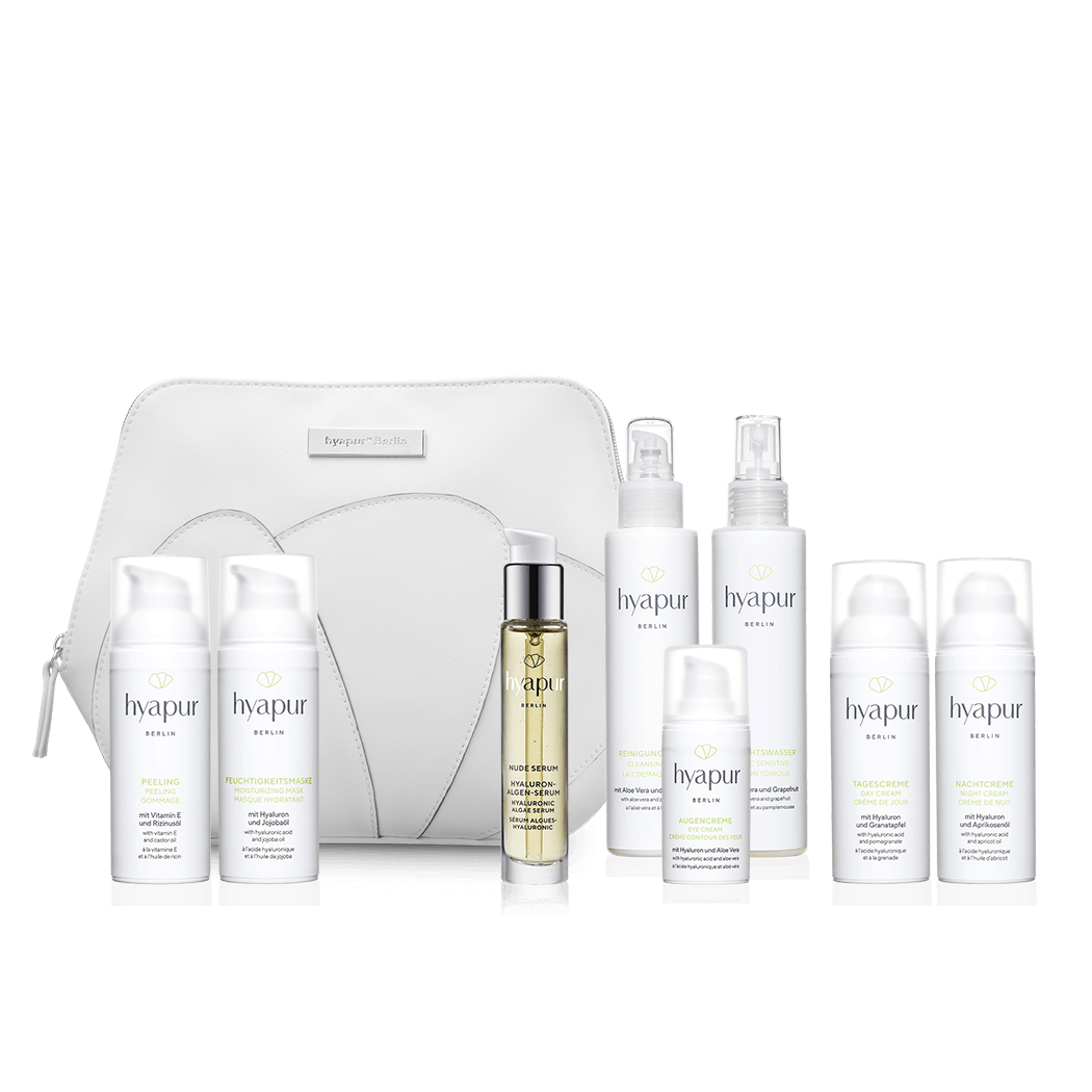 Das hyapur® Berlin Set Ultimate Luxuries enthält die Reinigungsmilch, das Gesichtswasser, die Augen-, Tages- und Nachtcreme sowie Peeling und Feuchtigkeitsmaske aus der hyapur® GREEN Serie. Ergänzt wird die natürliche Gesichtsreinigung und -pflege durch das Nude Serum 15ml. Die Produkte werden direkt in der hochwertigen Kosmetiktasche versandt, sodass keine zusätzliche Verpackung anfällt. 
