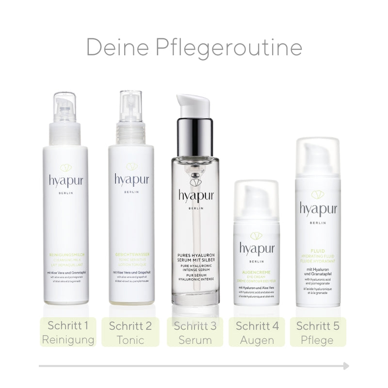 Deine tägliche Pflegeroutine kann z.B. so aussehen: Im 1. Schritt reinigst du deine Haut, im 2. trägst du Gesichtswasser auf und entfernst Seifenreste sanft mit einem Wattepad. Danach befeuchtest du deine Haut nochmals leicht mit Wasser oder Gesichtswasser, trägst 3. dein Hyaluron-Serum auf, lässt es vollständig einziehen, folgst 4. mit der Augencreme und 5. schließt alles mit einer Tages- oder Nachtpflege ein. 