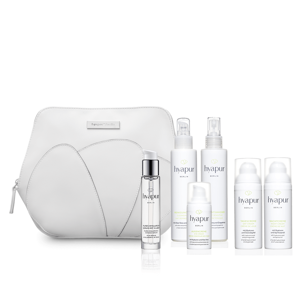 Das hyapur® Berlin Set Pure Luxuries enthält die Reinigungsmilch, das Gesichtswasser, die Augen-, Tages- und Nachtcreme aus der hyapur® GREEN Serie sowie dem Puren Hyaluron Serum 15ml. Die Produkte werden direkt in der hochwertigen Kosmetiktasche versandt, sodass keine zusätzliche Verpackung anfällt. 
