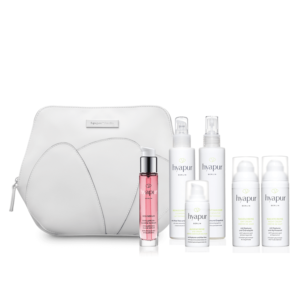 Das hyapur® Berlin Set Pure Luxuries enthält die Reinigungsmilch, das Gesichtswasser, die Augen-, Tages- und Nachtcreme aus der hyapur® GREEN Serie sowie dem Red Serum 15ml. Die Produkte werden direkt in der hochwertigen Kosmetiktasche versandt, sodass keine zusätzliche Verpackung anfällt. 